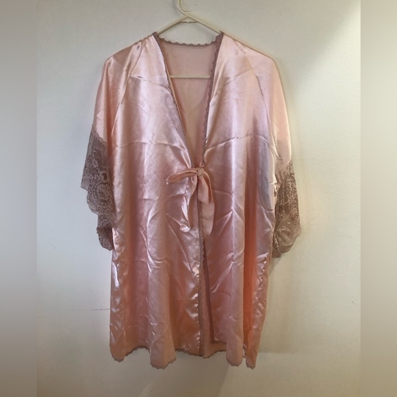 Lady Cameo Other - Vintage Lady Cameo satin robe OS